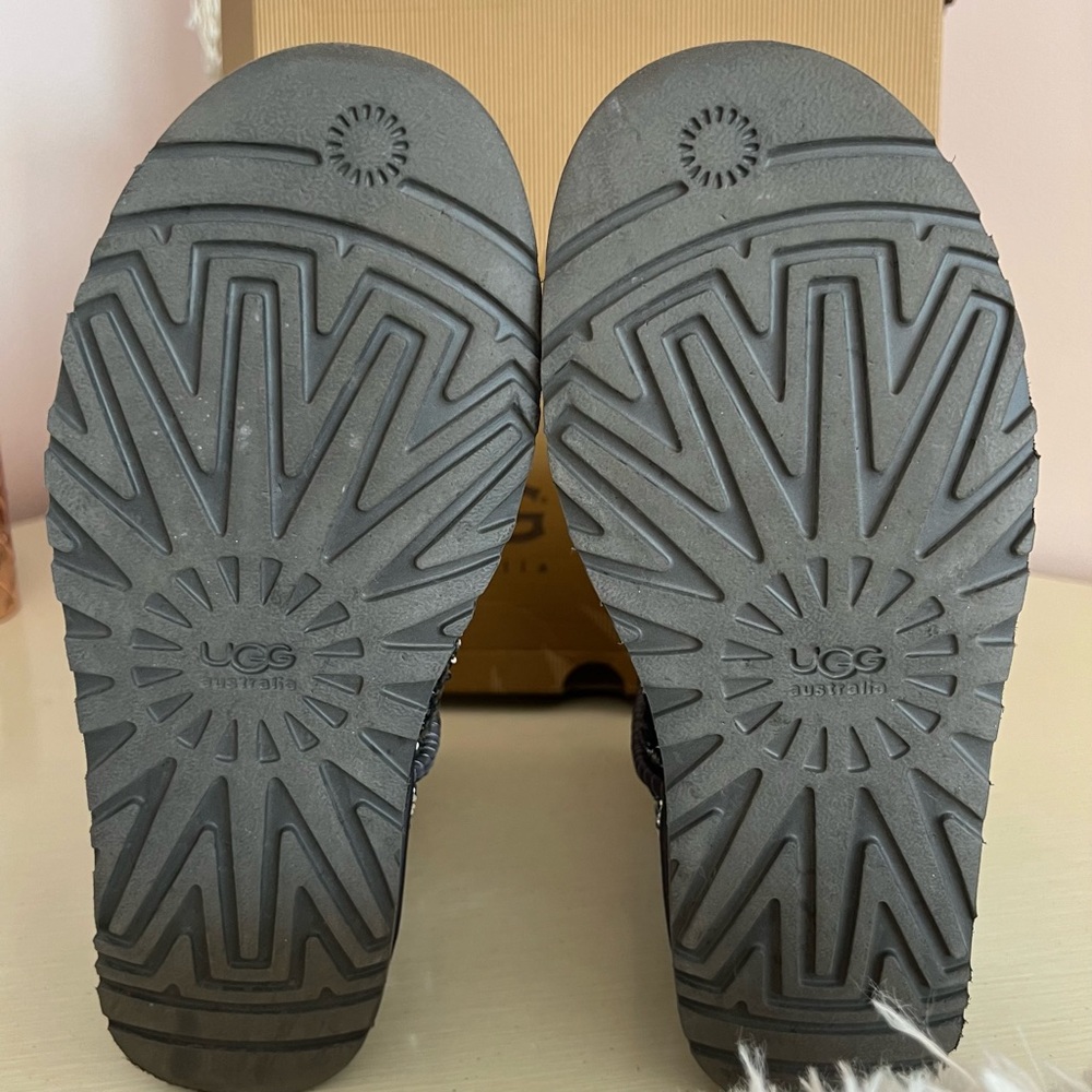 UGG size 7 classic short with blue/silver sequins with original wrapping - Picture 5 of 8